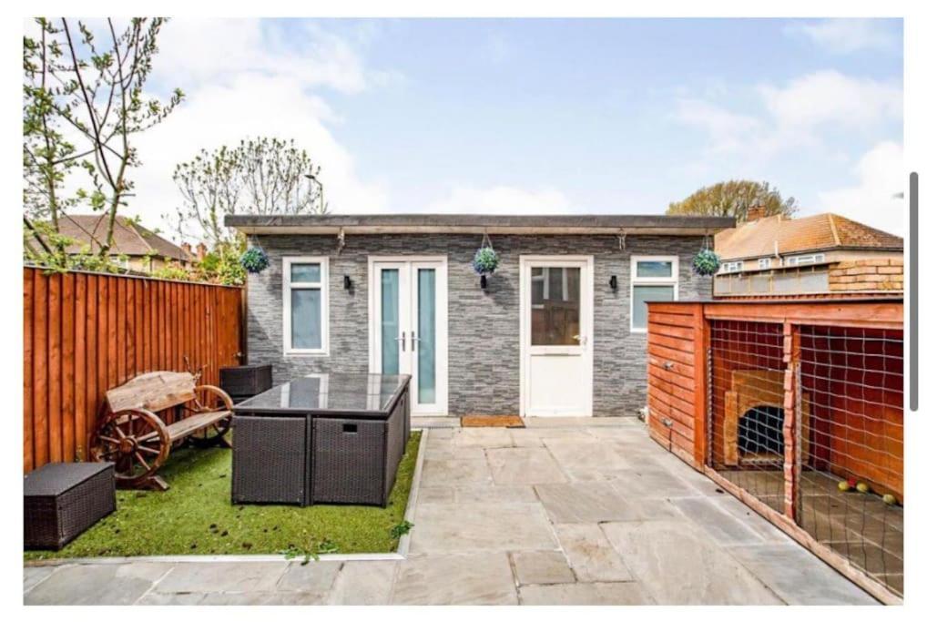 2 Bed - Walking Distance To Harry Potter Studio วัตฟอร์ด ภายนอก รูปภาพ
